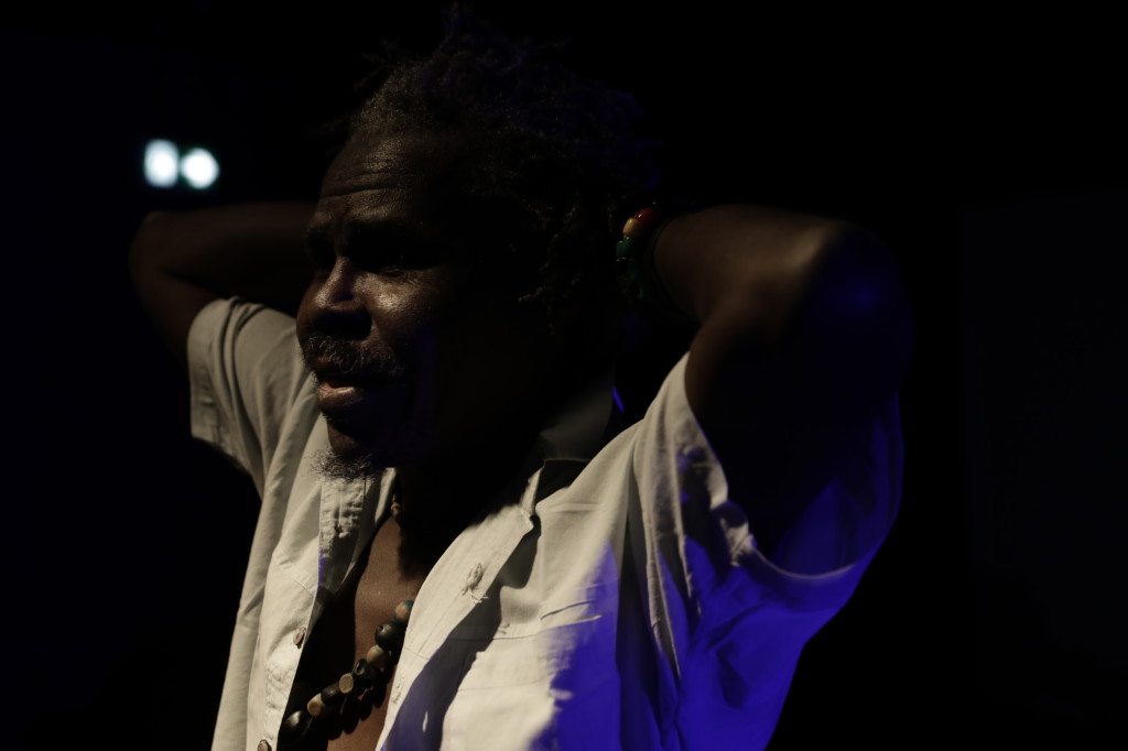 François Essindi Abakuya est un artiste camerounais, multidisciplinaire et multi instrumentiste. Conteur, musicien comédien et luthier, il rentre petit à petit dans le cinéma. Un rêve d'enfance du comédien ayant grandi dans la forêt équatoriale camerounaise, d'où il tire son inspiration