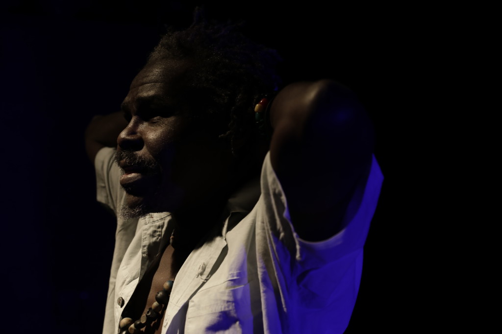 François Essindi Abakuya est un artiste camerounais, multidisciplinaire et multi instrumentiste. Conteur, musicien comédien et luthier, il rentre petit à petit dans le cinéma. Un rêve d'enfance du comédien ayant grandi dans la forêt équatoriale camerounaise, d'où il tire son inspiration