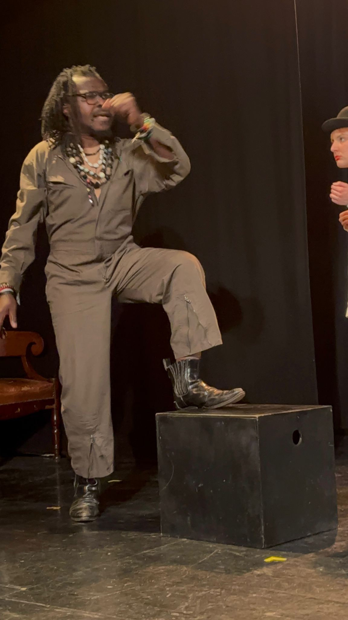 François Essindi sur scène au theatre aleph